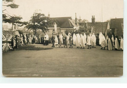 Carte-Photo - A Localiser - Photo D'une Cérémonie Religieuse - Drapeau Anglais - Photographs