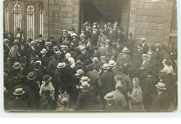 Carte-Photo - A Localiser - Photo D'un Groupe D'hommes, De Femmes Et De Militaires - Photographie