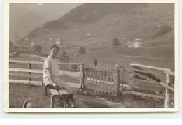 Carte-Photo - A Localiser - Femme à La Montagne Assise Sur Un Banc - Fotografía