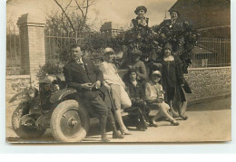 Carte-Photo - A Localiser - Famille Autour D'une Voiture - Te Identificeren