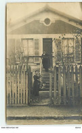 Carte-Photo - A Localiser - Couple Et Un Chien Devant Une Maison De Région Parisienne - Photographs