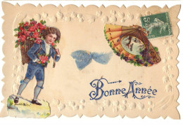 Carte En Relief - Chromo - Bonne Année - Garçon Portant Une Hotte Remplie De Roses - New Year