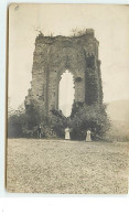 Carte Photo - Femmes Devant Un Mur De Château En Ruine - Altri & Non Classificati