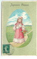 Carte Gaufrée - Joyeuses Pâques - Fillette Sur Un Chemin Portant Un Lapin - Ostern