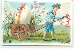Carte Gaufrée - Joyeuses Pâques - Garçon Tirant Une Petite Charrette Avec Un Oeuf - Ostern