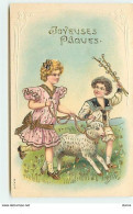 Carte Gaufrée - Joyeuses Pâques - Couple D'enfant Avec Un Mouton - Ostern