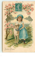 Carte Gaufrée - Joyeuses Pâques - Fillette à Côté D'un Mouton - Ostern