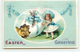 Carte Gaufrée - Easter Greetings - Fillette Près D'un Oeuf D'où Sortent Des Poussins - Ostern