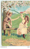 Carte Gaufrée - Couple D'enfant Jouant Avec Un Plume De Paon - L'un Et L'autre à Ce Jour Trouve ... - Otros & Sin Clasificación