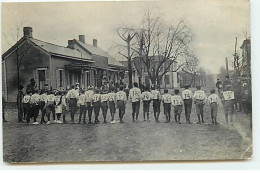 Carte Photo - Des Enfants Portant Des Dossards Rexall Près Au Départ D'une Course à Pied - Etats Unis ? - Te Identificeren