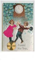 Carte Gaufrée - A Happy New Year - Enfants Sur Un Balancier D'une Pendule - Robe En Tissu - New Year