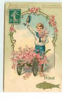 Carte Gaufrée - 1er Avril - Mon Poisson Est Le Messager ... - Garçon Près D'une Brouette Remplie De Fleurs - 1 De April (pescado De Abril)