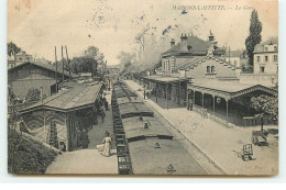 MAISONS-LAFFITTE - La Gare - Un Train - Maisons-Laffitte