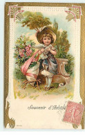 Fantaisie - Carte Gaufrée - Souvenir D'Amitié - Fillette Près D'un Sac Rempli De Fleurs, Et Tenant Une Colombe - Autres & Non Classés