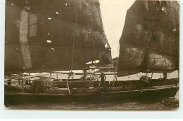 Chine - HONG KONG - RPPC - Homme Sur Un Sampan - Chine (Hong Kong)