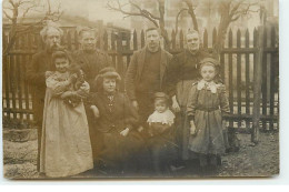 Carte Photo à Localiser - Une Famille Devant Une Clôture En Bois - Da Identificare