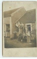 Carte Photo à Localiser - Familles Devant Une Maison Avec Des Drapeaux Au-dessus Des Portes - Te Identificeren