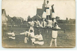 Carte Photo - Sports - Groupe De Jeunes Gens Faisant Des Acrobaties Sur Des Appareils De Gymnastique - Gymnastics