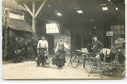 Carte Photo - Maréchal Ferrant Dans Une Grange - Autres & Non Classés