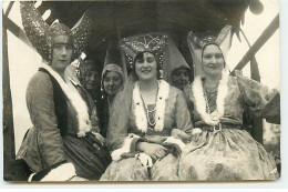 Carte Photo à Localiser - Femmes Déguisées Portant Des Coiffes Du Moyen-âge - Te Identificeren