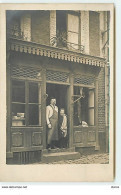 Carte-Photo - Un Homme Portant Un Tablier, Avec Un Garçon Sur Le Pas De Porte D'un Magasin - Negozi