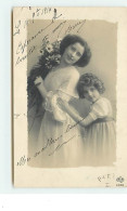 Carte-Photo - Une Fillette Et Une Jeune Femme - Children And Family Groups