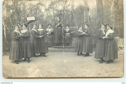 Carte-Photo - Jeunes Femmes Dansant Dans Un Jardin - Pensionnat ? - A Identifier