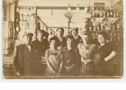 Carte-Photo - Hommes Et Femmes Dans Un Café - Cafés