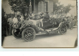 Carte-Photo - Jeunes Femmes Dans Une Voiture Décorée De Fleurs - Voitures De Tourisme