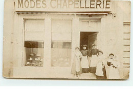 Carte-Photo - Employées Devant Un Magasin De Modes Chapellerie - Negozi