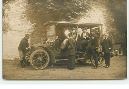 Carte-Photo - Hommes Et Femmes Autour D'une Voiture - Voitures De Tourisme