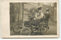 Carte Photo - Deux Femmes Et Un Homme En Uniforme Dans Une Voiture Dans Une Cour - PKW