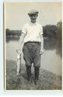 Carte Photo - ISLES-ARMENTIERES - Pêcheur Tenant Sa Prise - Pêche - Sonstige & Ohne Zuordnung