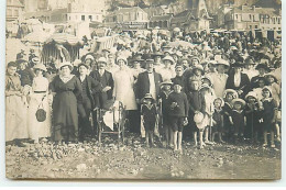 Carte Photo - LE TREPORT - Groupe Sur La Plage, Avec Au Fond Des Tentes De Plage - Nouvelles Galeries - Le Treport