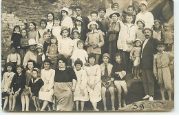 Carte Photo à Localiser - Groupe De Femmes, D'enfants Et D'hommes Devant Un Grand Mur - Bord De Mer - To Identify