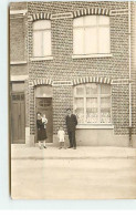 Carte Photo à Localiser - Couple Avec Ses Deux Enfatnts Devant Une Maison En Briques - To Identify