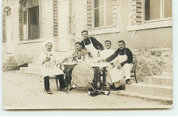 Carte Photo - MAILLY-LE-CAMP - 1910 - Hommes Trinquant - Mailly-le-Camp