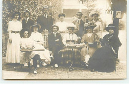 Carte Photo - CAUTERETS - Groupe De Personnes Dans Un Jardin, Certains Assis Sur Un Banc - Cauterets