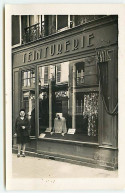 Carte Photo 1944 - Femme Devant Une Teinturerie Probablement à Paris - Shops