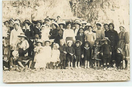 Carte Photo - AULT - Groupe De Personnes Sur Une Plage Près De Falaise - Ault