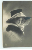 Enfant - Grete Reinwald Portant Un Grand Chapeau - Portraits