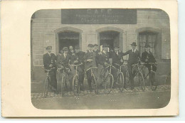 Carte Photo - Commerce - Café, Boucherie, Charcuterie Charles Geyer Hommes Sur Des Vélos, Trinquant Avec Des Bouteilles - Caffé