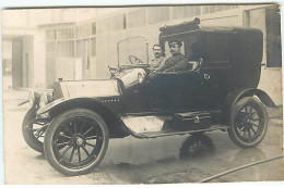 Carte Photo - Deux Hommes Au Volant D'une Voiture Dans Une Cour - Passenger Cars