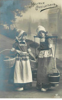Enfant - Grete Reinwald - Heureux Anniversaire - Deux Fillettes Hollandaises Portant Des Seaux D'eau - Portraits