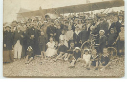 Carte-Photo De Groupe Devant Un Avion Sur Une Plage - Zu Identifizieren