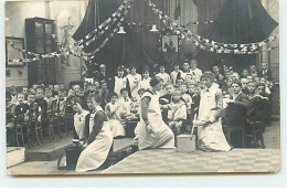 Carte Photo à Localiser - Probablement Belgique - Enfants Mangeant Dans Une Salle Décorée - A Identifier