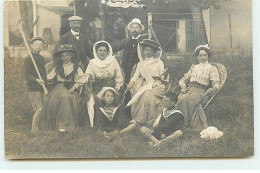 Carte Photo à Localiser - Une Famille Dans Un Jardin, Les Femmes Assises Dans Des Fauteuils - To Identify