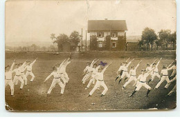 Carte Photo - Sports - Groupe De Jeunes Gens Faisant Des Exercices à L'extérieur - Gare - Bahnhof - Gymnastique