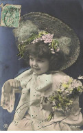 Enfant - Portrait D'une Fillette Tenant Un Bouquet Champetre Et Un Chapeau De Paille, Avec Des Fleurs Dans Les Cheveux - Portraits