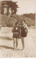 Carte-Photo - Deux Jeunes Femmes En Maillot De Bain Sur Une Plage - Baigneuse - A Identifier